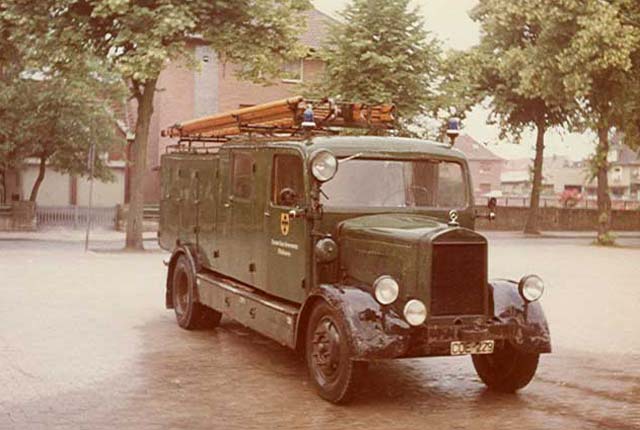 MB L 3000 S der Feuerschutzpolizei, später auch LF 15, Kraftspritze 1500 l/min mit 400 Liter Löschwassertank, Vierzylinder - Vorkammer-Dieselmotor, 4850cm³, 75 PS bei 2250 U/min