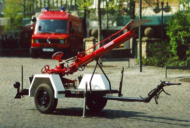 SWW 20 Schaum - Wasserwerfer 20 Minimax auf Anhänger. Der Schaum-Wasserwerfer der Firma Minimax, Bj. 1974, hat eine Durchflussmenge von 2.000 Liter/min. Die Wurfweite mit Wasser beträgt 90 Meter, bei Schaum 75 Meter.